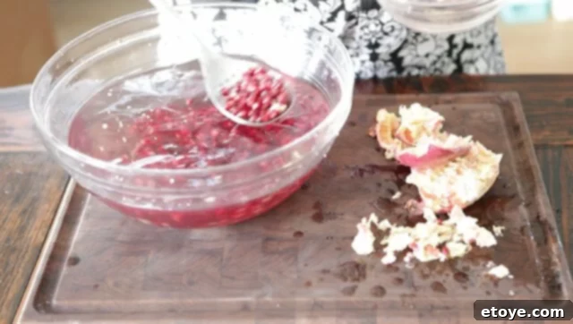 Open a Pomegranate Without the Bloody Mess 1 featured 24068