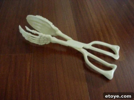skeleton-salad-tongs Plastic skeleton hand salad tongs - Second image