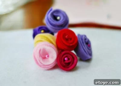 Weave Spring Charm: DIY Yarn Wreaths 2 Felt Flower Detail