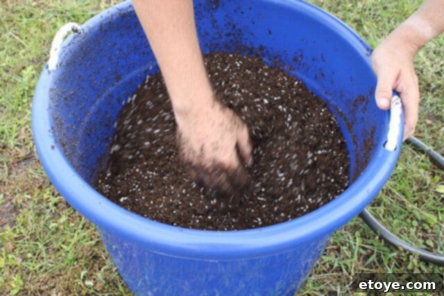 Smart Gardening with Earthboxes 15 Mixing dolomite thoroughly into the dry potting mix for even distribution
