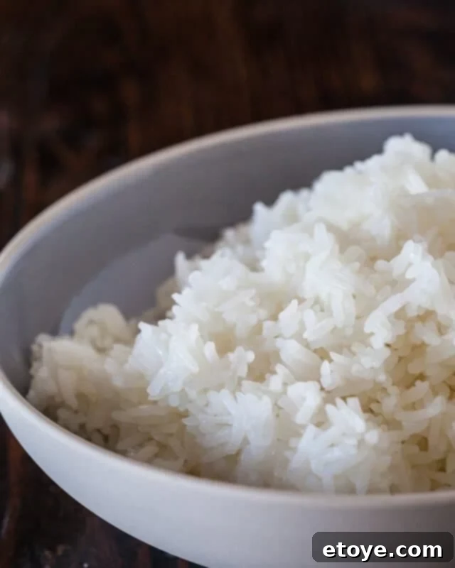 How to cook perfect rice in the microwave quickly and easily, resulting in fluffy grains