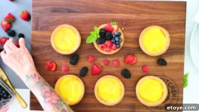 Filling the lemon cookie tarts