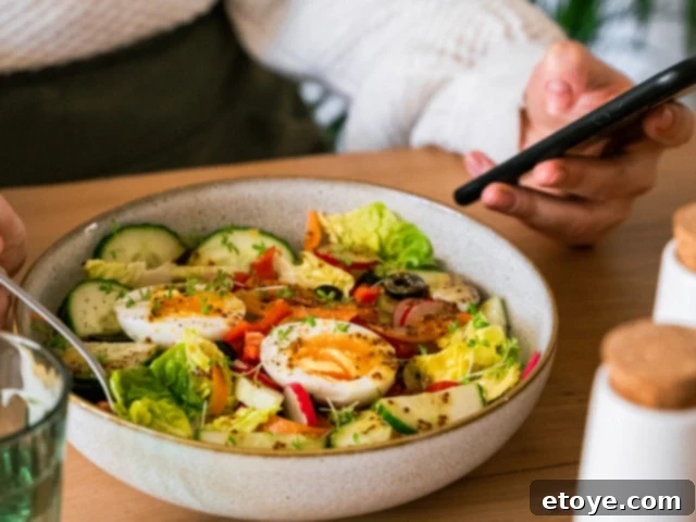 Reclaim Your Lunch Break with 5 Midday Self-Care Rituals 4 distracted eating