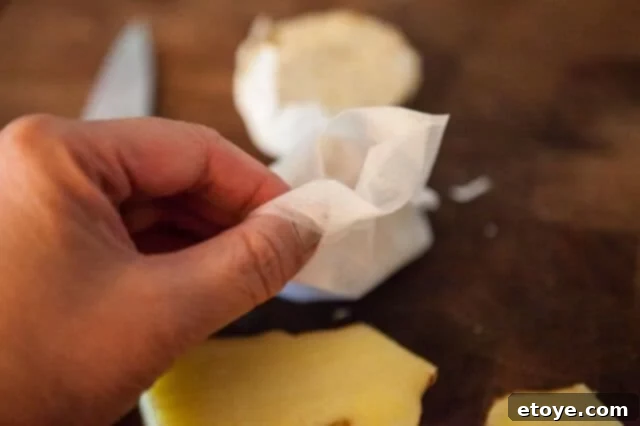 Slow Cooker Bone Broth Recipe - Asian Fill Herb Pouch with loose garlic cloves Slow Cooker Bone Broth Recipe - Asian Fill Herb Pouch with loose garlic cloves