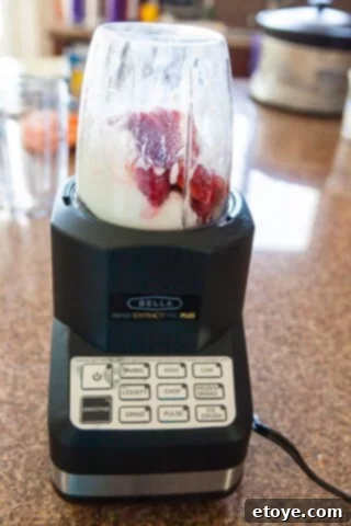 BELLA Rocket Extract Pro Plus Blender: Full Review and Exclusive Giveaway 3 BELLA Rocket Extract Pro Plus Blender making smoothie - close up