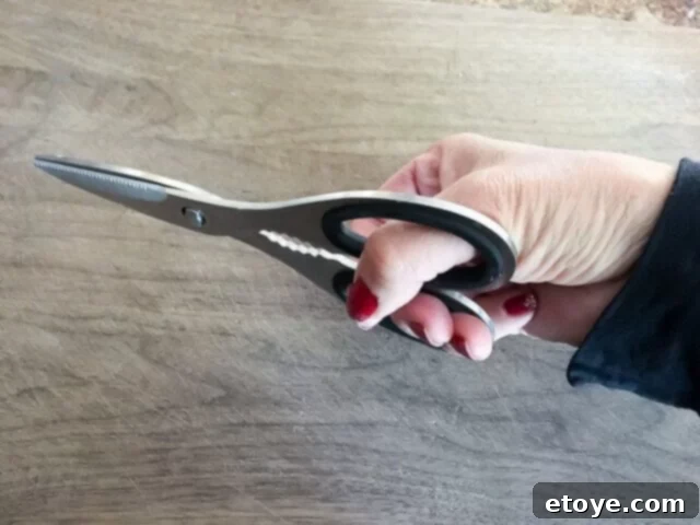 Fini Kitchen Shears: Compact design for small hands