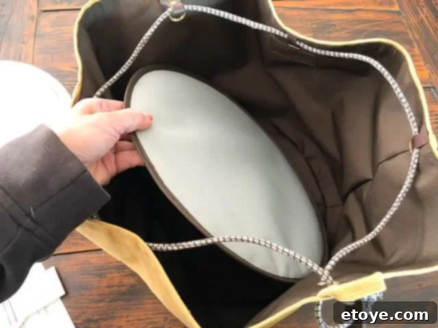 Thread and Whisk Bloom Culinary Totes Review and Giveaway 5 Close-up of the insulated bottom of the Bloom Culinary Tote