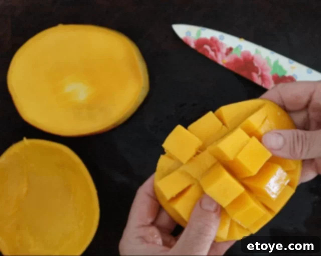 Step-by-step image illustrating how to score a mango cheek for cubing.