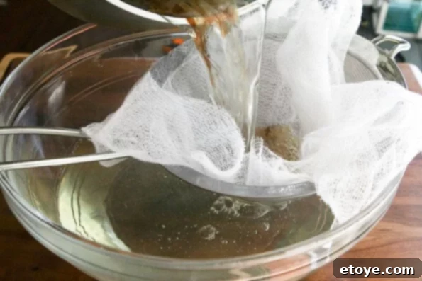 matsutake-dobin-mushi-mushroom-recipe-010 Straining freshly made dashi broth, separating the liquid from the bonito flakes