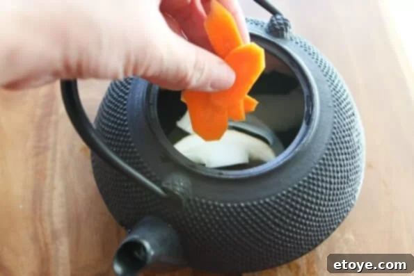 matsutake-dobin-mushi-mushroom-recipe-017 Adding sake, soy sauce, and lime peel to the Dobin Mushi ingredients in the teapot