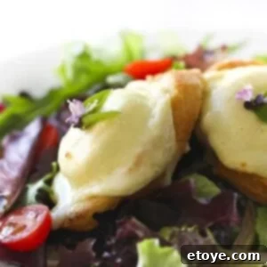 Final plated salad with warm goat cheese on baguette